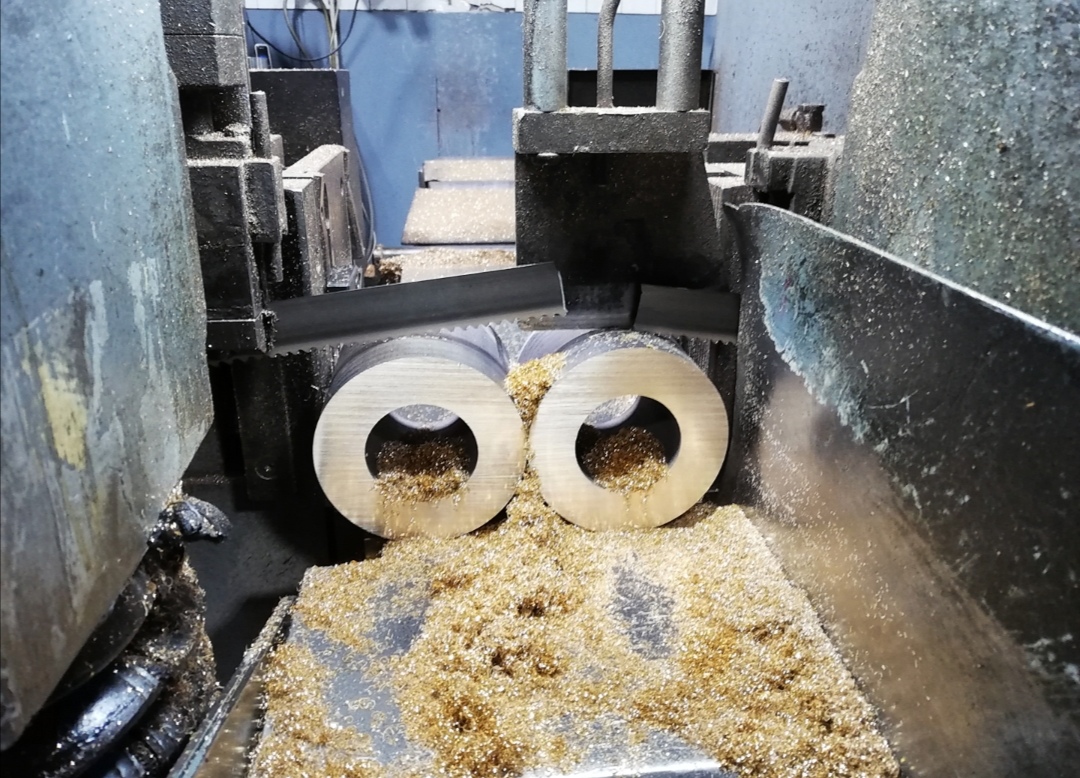 Arbeitssicherheit in der Industrie- externe Fachkraft bei Maschinenprüfung